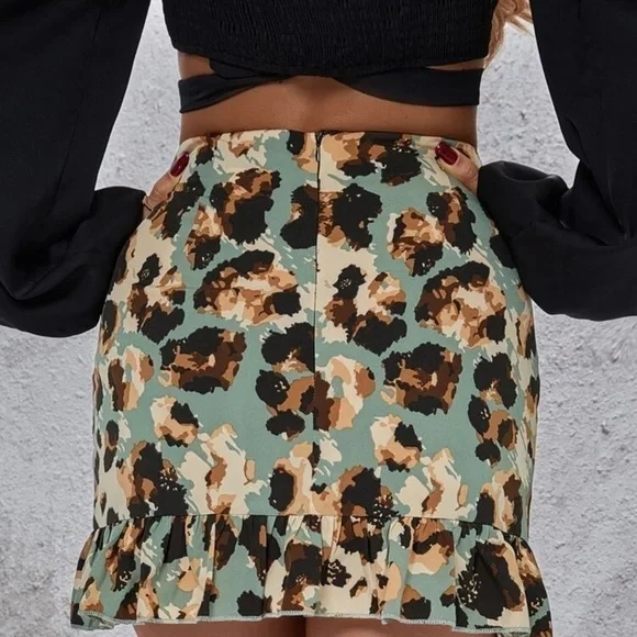 LAST CHANCE!! Get it before it’s GONE!! 👋❤️ Animal Print skirt! - Picture 2 of 4